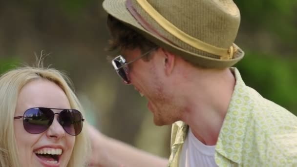 Des visages heureux d'amis souriants, heureux couple dansant et riant à la fête d'été — Video