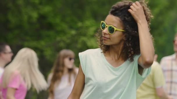 Junge professionelle Schauspielerin mit Sonnenbrille tanzt, lächelt, flirtet mit der Kamera — Stockvideo