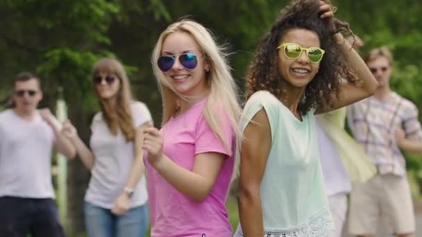 Zwei junge Models tanzen mit Freunden auf Musikfestival, Glück und Freude — Stockvideo