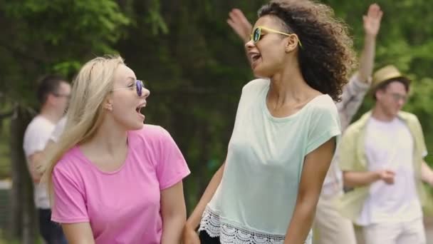 Melhores amigos cantando e dançando em concerto ao ar livre, amigos desfrutando de férias — Vídeo de Stock