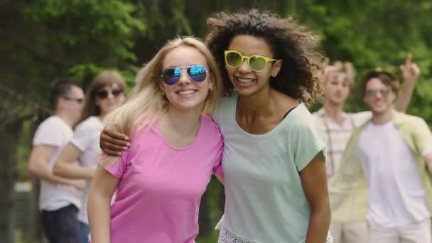 Goede vrienden genieten van openlucht muziekfestival, dansen en knuffelen, vriendschap — Stockvideo