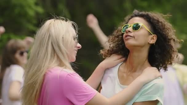 Πολυεθνική τους φίλους να χορεύουν σε εξωτερικούς χώρους, νέοι άνθρωποι απολαμβάνουν υπαίθριο πάρτι — Αρχείο Βίντεο