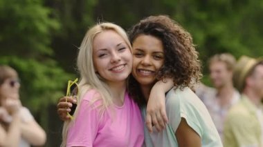 Güzel kıvırcık biracial kız sarılma en iyi arkadaşı, samimi duygular, dostluk