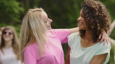 İki güzel kadın, sarılma, kameraya poz kutluyor hayat gençler