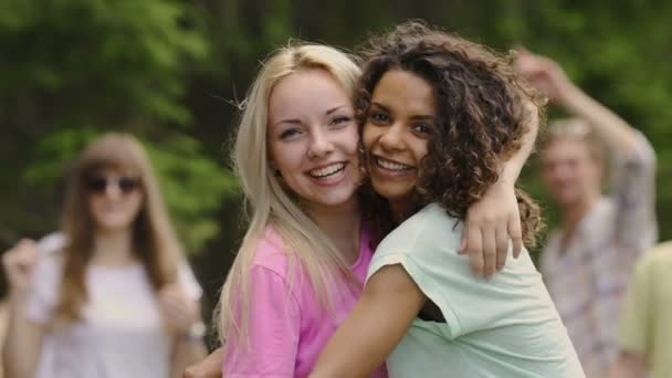 Jóvenes mujeres hermosas abrazos, sonriendo a la cámara, grupo de jóvenes de fiesta — Vídeos de Stock