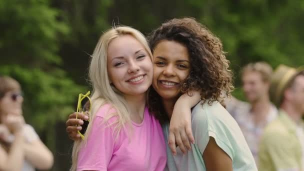 Schöne lockige birassische Mädchen umarmt beste Freundin, aufrichtige Emotionen, Freundschaft — Stockvideo