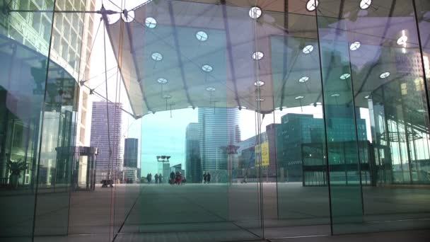 Nowoczesna architektura, piękne szklane wejście w centrum biznesowe, miejskie życie — Wideo stockowe