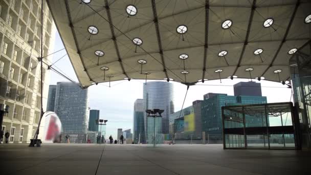 Panorama z krásné Grande Arche de la Défense v Paříži, Evropská architektura — Stock video