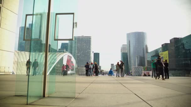 PARIS, FRANÇA - CIRCA JANEIRO 2016: Pessoas na rua. Turistas fotografando arquitetura moderna em Paris, city sightseeing tour — Vídeo de Stock