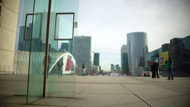 Vida urbana, turistas tirando fotos, andando perto de todos os edifícios modernos de vidro — Vídeo de Stock