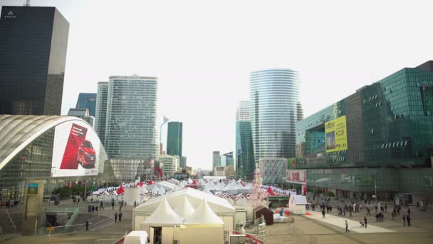 PARÍS, FRANCIA - CIRCA ENERO 2016: Personas en el centro de la ciudad. Grandes tiendas de campaña en el centro de la ciudad, feria de la calle, la gente camina cerca de modernos edificios de vidrio — Vídeos de Stock