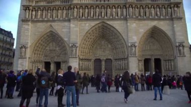 Eski Katolik Katedrali Notre-Dame de Paris, bakarak turistler gezi
