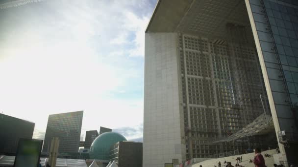 Vista sobre Grande Arche de la Defense y modernos edificios de cristal en París, Francia — Vídeos de Stock