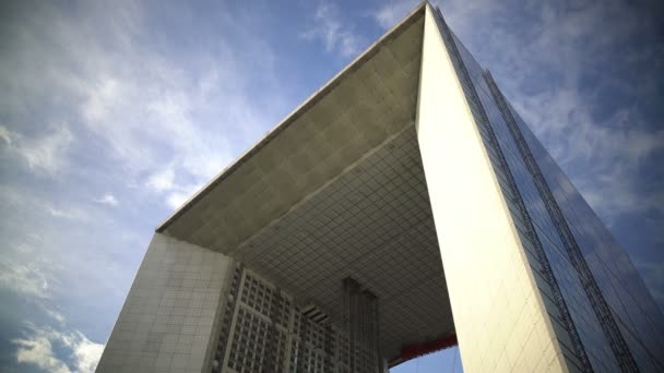 Panorama de Grande Arche en París, famoso hito en el centro de la ciudad de negocios — Vídeos de Stock