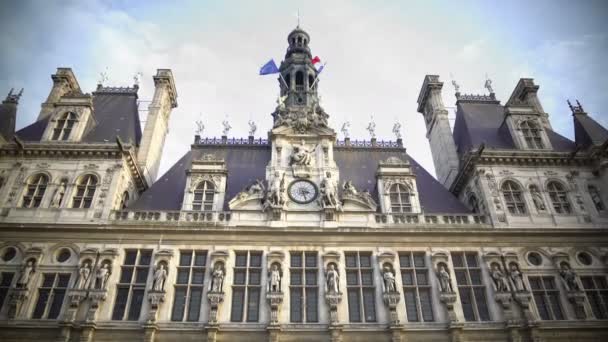 Hotel de Ville en París, Francia, muchos turistas caminando cerca de la administración de la ciudad — Vídeo de stock