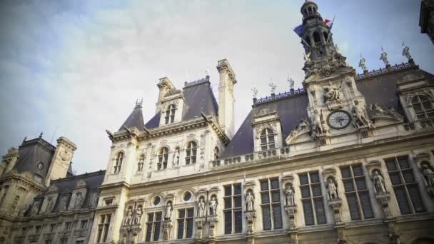 Panorama av Hotel de Ville i Paris, antika arkitekturen och flaggor på byggnaden — Stockvideo