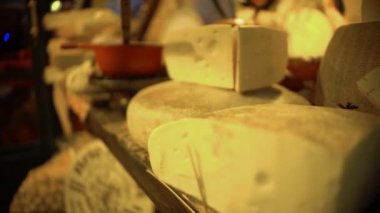 Gurme Dükkanı, gıda üretimi vitrinde yatan çeşitli pahalı peynirler