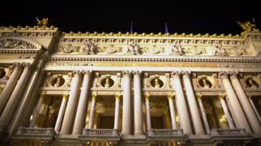 Kalabalık insan yakınındaki bekliyor Ulusal Opera Paris, Fransa'da aydınlatılmış