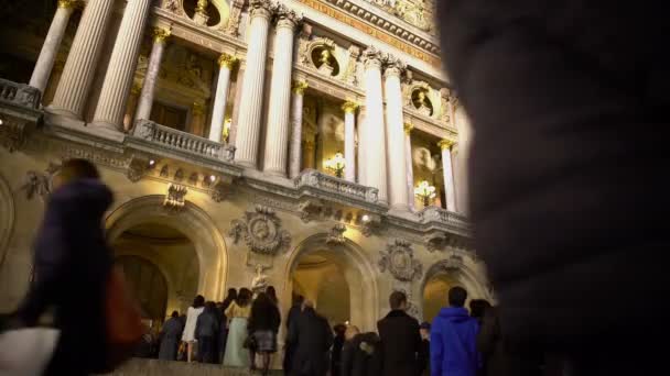 Opera Nacional de París, los visitantes esperan la actuación nocturna en larga cola — Vídeo de stock