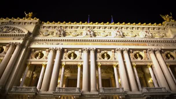 Menigte mensen te wachten in de buurt van verlichte Opera nationale in Parijs, Frankrijk — Stockvideo