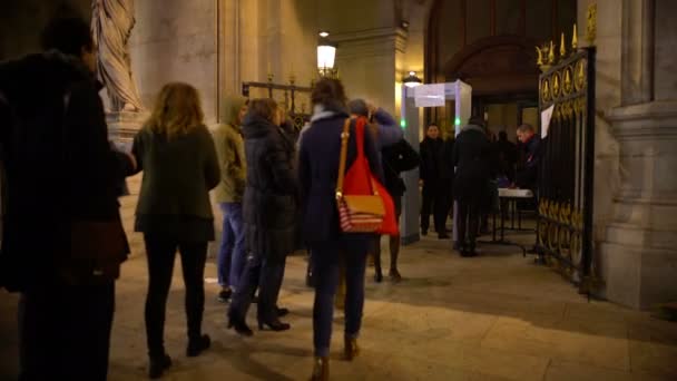 PARIS, FRANCE - CIRCA JANUARY 2016: Tourists on a sightseeing tour. Security check at museum entrance, people standing in line, terrorism prevention — Stock Video