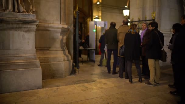 PARÍS, FRANCIA - CIRCA ENERO 2016: Turistas en un tour turístico. Sistema de seguridad avanzado en la entrada del museo, guardias revisando las bolsas de los visitantes — Vídeo de stock