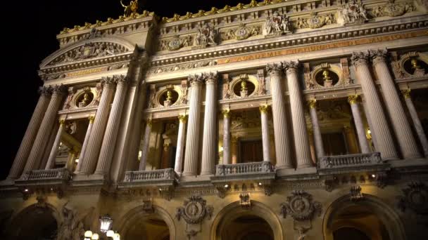 Hoge witte kolommen met verlichte operagebouw in Parijs, oude architectuur — Stockvideo