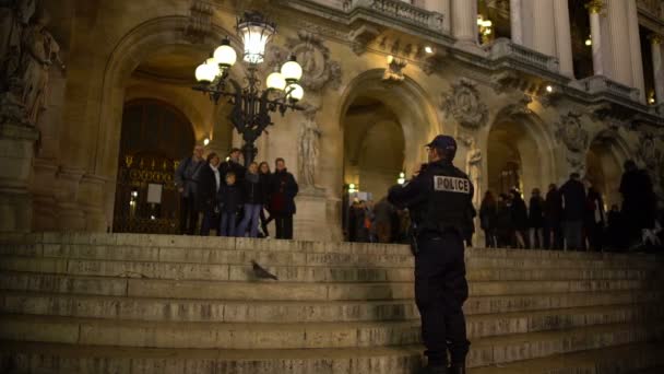 PARIS, FRANÇA - CIRCA JANEIRO 2016: Turistas em um passeio turístico. Policial fotografando família turística feliz perto Opera National em Paris — Vídeo de Stock