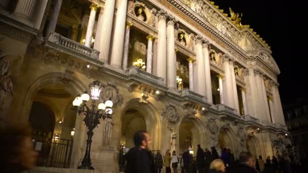 La folla entra all'Opera National de Paris la sera, in attesa di spettacolo — Video Stock