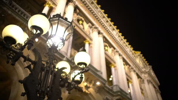 Антикварный фонарь возле освещенного исторического здания, архитектуры и искусства — стоковое видео