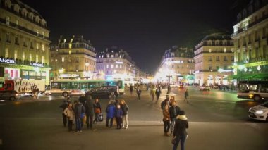 Paris, Fransa - Ocak 2016 yaklaşık: Turist bir gezi turu. Akşam saat Avrupa şehir merkezinde, binalara, gece hayatı arıyor turistler