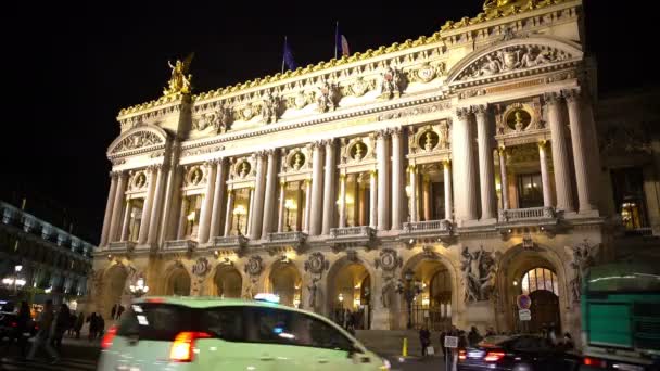 Gran tráfico callejero frente a la Ópera Nacional de París, vida urbana activa — Vídeos de Stock
