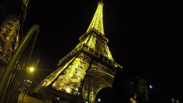 Vue sur la Tour Eiffel magnifiquement éclairée la nuit, visite de Paris — Video