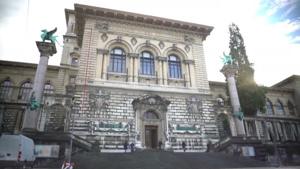 Fasada Palais de Rumine w Lozannie, wejście w starym budynku, architektura — Wideo stockowe