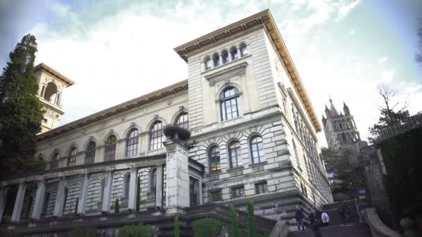 Studenten beklimmen van de trap van de bibliotheek van de Universiteit, Palais de Rumine in Lausanne — Stockvideo