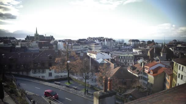 Vista de antiguos edificios europeos y calle tranquila desde arriba, otoño en la ciudad — Vídeos de Stock