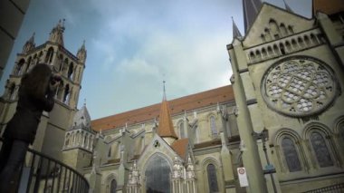 Kadın turist İsviçre eski Gotik Notre-Dame Katedrali fotoğraf çekimi