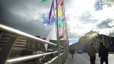 Ne zaman köprü üzerinden yürüyen insanlar renkli bayraklar, tatil atmosferi ile dekore edilmiş