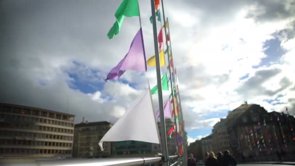 Kék felhős ég felett városi híd díszített színes zászlók, ünnepek — Stock videók