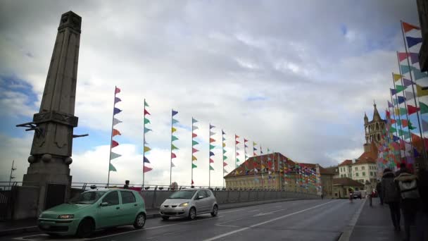 Туристы прогуливаются по Лозаннскому мосту, украшенному множеством разноцветных флагов — стоковое видео