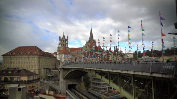 Lausanne brug gedecoreerd met gekleurde vlaggen en oude stad architectuur — Stockvideo