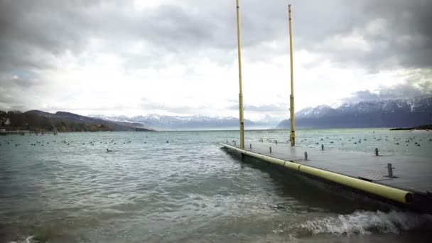 Lago de Ginebra en el día de invierno, vista de las montañas de los Alpes desde el muelle, hermosa naturaleza — Vídeo de stock