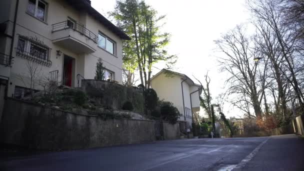 Quiet European street with houses and villas, establishing shot of building — Stock Video