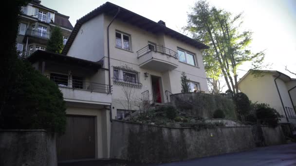 Vue de confortable maison de deux étages avec extérieur simple, marché immobilier, location — Video