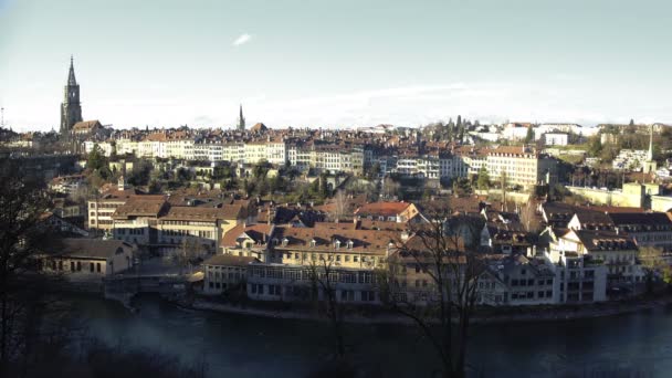 Régi európai város felülről, gyönyörű folyó és a régi házak a napsütéses téli nap — Stock videók