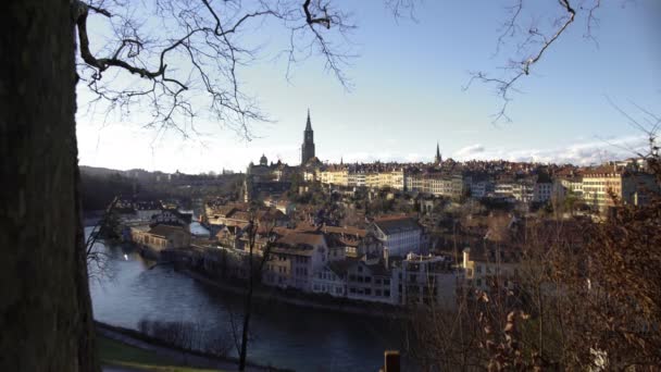 Río y antiguas casas europeas con tejados rojos, paisaje urbano de invierno, visitas turísticas — Vídeos de Stock