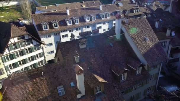 Frühlingsmorgen in einer kleinen europäischen Stadt, Blick auf Ziegeldächer, gutes Wetter — Stockvideo