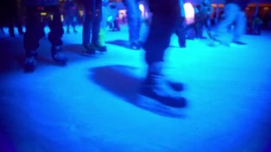 Mutlu insanlar kış tatili, zevk paten buz pistinde, açık hava etkinlikleri