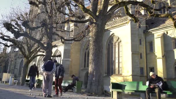 BERN, SUIZA - CIRCA ENERO 2016: Los suizos en la calle. Personas mayores jugando a petanca cerca de la catedral de Berna en Suiza — Vídeo de stock