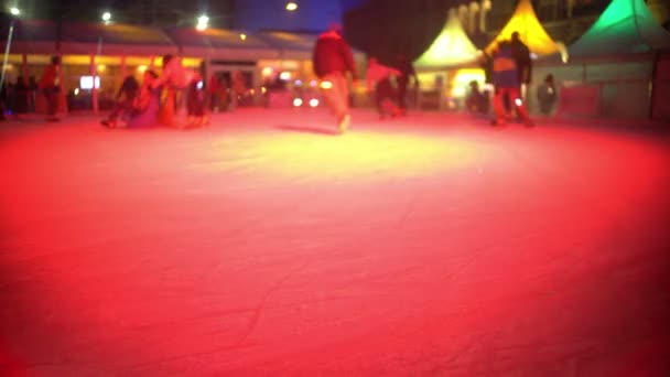 Niños y adultos patinando sobre hielo y disfrutando de fin de semana, vacaciones activas — Vídeo de stock